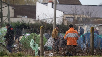 Des migrants installés sur un terrain vague&nbsp;proche de la&nbsp;"jungle" de Calais (Pas-de-Calais) (FRANCOIS CORTADE / FRANCE-BLEU NORD)