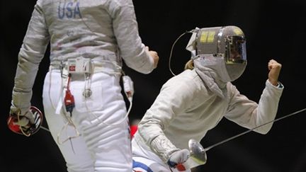 Léonore Perrus serre le poing lors de la finale par équipes du sabre