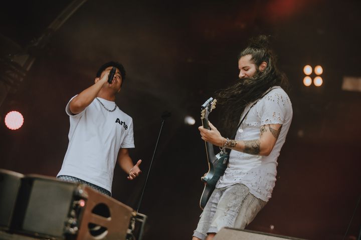 Waxx et le chanteur Tsew The Kid, sur une scène du Lollapalooza 2022, le 17 juillet à l'hippodrome de Longchamp.&nbsp; (ALEXANDRE FUMERON / AFTERDEPTH)