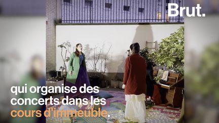 VIDEO. La compagnie "Vivre dans le feu" joue dans votre cours d'immeuble (BRUT)