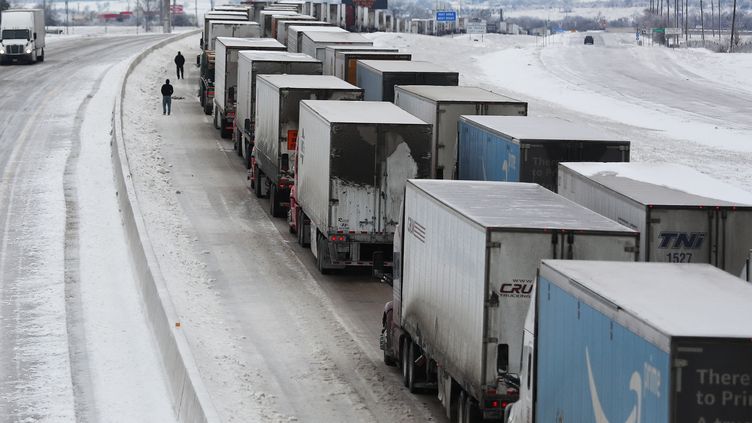 Des camions à l'arrêt sur l'autoroute Interstate-35, à Killeen (Texas), le 18 février 2021. (JOE RAEDLE / GETTY IMAGES NORTH AMERICA)