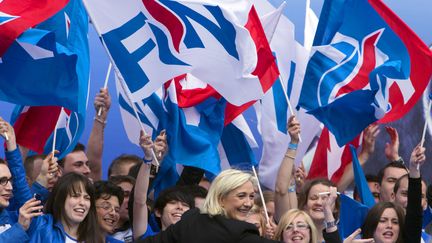 La pr&eacute;sidente du Front national, Marine Le Pen, le 1er mai 2013 place de l'Op&eacute;ra &agrave; Paris. (JOEL SAGET / AFP)