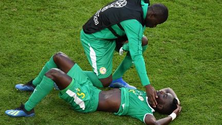 Le joueur sénégalais Gana Gueye à terre après l'élimination de son équipe de la Coupe du monde. L'échec malheureux du Sénégal symbolise celui de tout le football africain lors de la Coupe du monde en Russie.  (Fabrice COFFRINI / AFP)