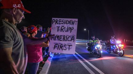 Les supporters de Donald Trump, près de la résidence Mar-a-Lago à Palm Beach la nuit de l'élection américaine, novembre 2024. (GIORGIO VIERA / AFP)