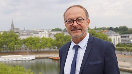 Le sénateur Joël Guerriau sur un toit de Nantes, le 13 septembre 2016. (PAUL BROUNAIS)