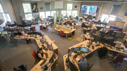 Des employés de Meteo France travaille&nbsp;dans un service météorologique, à Toulouse le 2 juin 2021. Photo d'illustration. (FRED SCHEIBER / AFP)