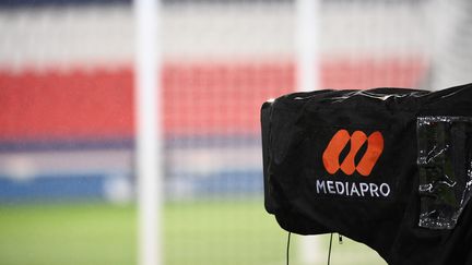 Une caméra du groupe Mediapro avant le match de Ligue 1 entre le Paris Saint-Germain et Lyon, le 13 décembre 2020 au Parc des Princes à Paris. (FRANCK FIFE / AFP)