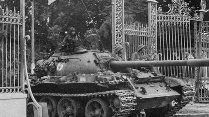 Un char communiste pénètre dans le palais présidentiel de Saïgon, le 30 avril 1975. (AFP)