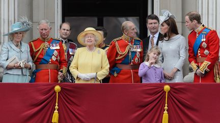 La famille royale d'Angleterre &agrave; Buckingham Palace, &agrave; Londres, le 16 juin 2012. (LEON NEAL / AFP)