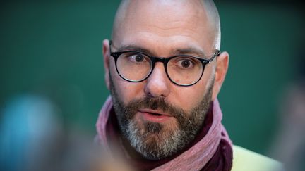 François Devaux, président de l'association La Parole Libérée, s'adresse à la presse à Lyon. (ROMAIN LAFABREGUE / AFP)