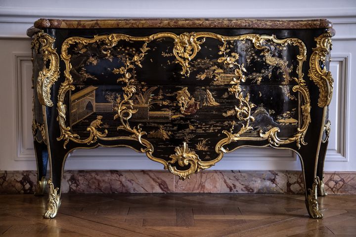 Le directeur du Musée National du Chateau de Versailles, Laurent Salome, ouvre la commode du XVIIIe que vient d'acquérir le Musée, pour la somme de quatre millions d'euros. Le meuble avait disparu pendant la Révolution française.&nbsp; (CHRISTOPHE ARCHAMBAULT / AFP)