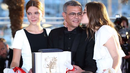 Le cin&eacute;aste franco-tunisien Abdellatif Kechiche, entour&eacute; de L&eacute;a Seydoux (&agrave; g.) et Ad&egrave;le Exarchopoulos (&agrave; dr.), le 26 mai 2013 &agrave; Cannes. (GAO JING / SIPA)