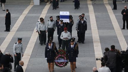 Le cercueil d'Ariel Sharon a &eacute;t&eacute; transport&eacute;, dimanche, par des membres de la Knesset, le Parlement isra&eacute;lien,&nbsp;o&ugrave; plusieurs milliers de personnes attendaient de pouvoir rendre hommage &agrave; l'ancien Premier ministre. (DARREN WHITESIDE / REUTERS)