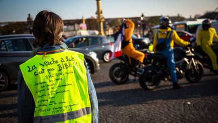 Une "gilet jaune", place de la Concorde, à Paris, le 17 novembre 2018. (VALENTINA CAMU / HANS LUCAS)