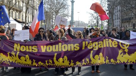 Des femmes manifestent &agrave; Paris, &agrave; l'occasion de la&nbsp;Journ&eacute;e internationale des droits des femmes, samedi 8 mars 2014.&nbsp; (MIGUEL MEDINA / AFP)