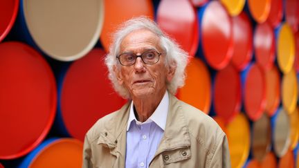 L'artiste plasticien Christo pose devant son oeuvre "Mastaba", installée à Saint-Paul de Vence, le 4 juin 2016. (VALERY HACHE / AFP)