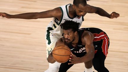 Khris Middleton des Milwaukee Bucks et Jimmy Butler (à d.) des Miami Heat, le 31 août 2020 à Lake Buena Vista, Floride.  (MIKE EHRMANN / GETTY IMAGES NORTH AMERICA)