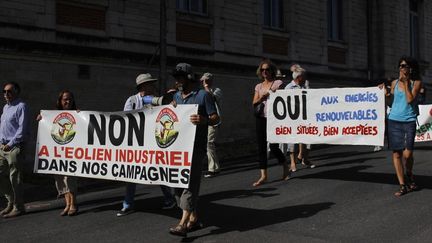 Environ 450 personnes ont manifesté le 24 août 2019,&nbsp;contre un projet d'éoliennes en Dordogne.&nbsp; (MANON LETERQ / RADIO FRANCE)