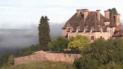 Le château&nbsp;du&nbsp;Doux, situé à Altillac (Corrèze), jouit d'une forte célébrité dans les pays anglophones grâce à son passage dans une émission de téléréalité. (CAPTURE D'ÉCRAN FRANCE 3)