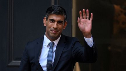 Le futur Premier ministre britannique, Rishi Sunak, sortant des bureaux du Parti conservateur à Londres, le 24 octobre 2022. (JUSTIN TALLIS / AFP)