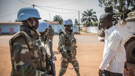 Des soldats sénégalais de la mission de l'ONU en Centrafrique (Minusca) patrouillent à Bangui, le 10 décembre 2015. (MARCO LONGARI / AFP)