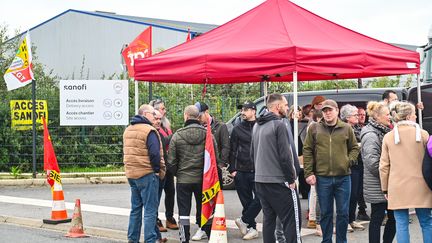 Le piquet de grève des salariés de Sanofi, le 14 octobre 2024, à Lisieux (Calvados). (MATHIS HARPHAM / OUEST-FRANCE / MAXPPP)