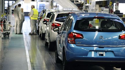 Des ouvriers travaillent sur une cha&icirc;ne de production de PSA Peugeot Citro&euml;n, le 28 janvier 2013 &agrave; Aulnay-sous-Bois (Seine-Saint-Denis).&nbsp; (LIONEL BONAVENTURE / AFP)