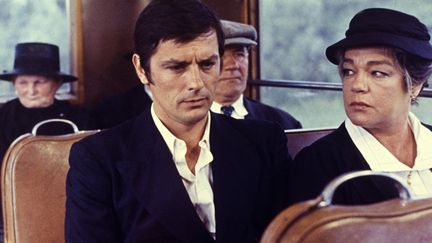 Dans le film policier La veuve Couderc, Alain Delon joue un ex prisonnier ayant trouvé refuge chez une veuve, surnommée Tati (Simone Signoret), une vieille paysanne qui vit dans une ferme.&nbsp; (LIRA FILMS / PEGASO CINEMATOGRAF)