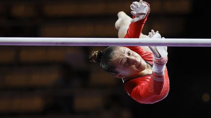 Carolann Heduit lors de sa prestation aux barres asymétriques lors des Championnats européens, le 11 août 2022 à Munich. (RONALD WITTEK / EPA)