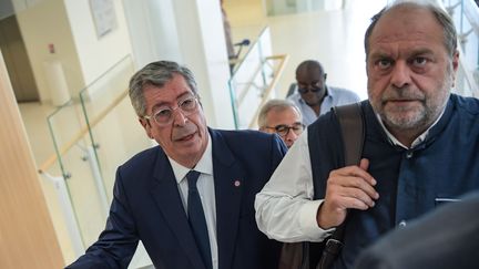 Patrick Balkany (à gauche) et son avocat Eric Dupond-Moretti arrivent au tribunal de grande instance de Paris, le 19 juin 2019.&nbsp; (ERIC FEFERBERG / AFP)