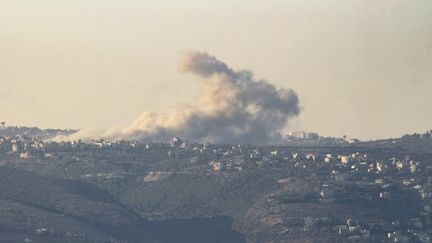 Un panache de fumée après une frappe israélienne d'un village près de Tyr, dans le sud du Liban, le 26 septembre 2024. (KAWNAT HAJU / AFP)