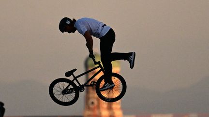 Le Français Anthony Jeanjean lors des qualifications de BMX Freestyle aux championnats européens de Munich, le jeudi 11 août.&nbsp; (INA FASSBENDER / AFP)