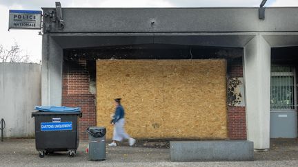 Le commissariat de quartier des Couronneries à Poitiers, le 25 juillet 2023, un mois après les émeutes urbaines qui ont secoué le quartier. (MATHIEU HERDUIN / MAXPPP)