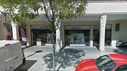 Le magasin Monoprix de Bois-Colombes (Hauts-de-Seine) o&ugrave; un employ&eacute; s'est pendu, vendredi 21 f&eacute;vrier 2014. (GOOGLE STREET VIEW / FRANCETV INFO)