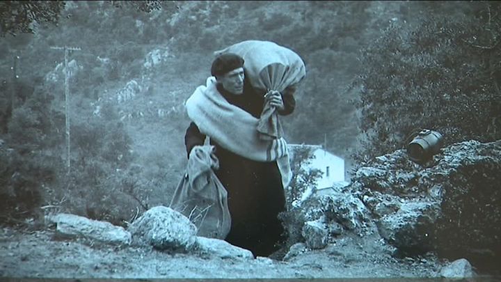 Réfugié espagnol franchissant les Pyrénées début 1939. (PAUL SENN / CAPTURE D'ÉCRAN FRANCE 3)