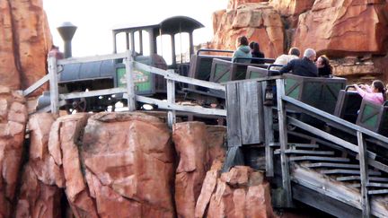 Le Train de la mine de Disneyland Paris, &agrave; Marne-la-Vall&eacute;e (Seine-et-Marne), avait d&eacute;j&agrave; d&ucirc; fermer pr&egrave;s d'un mois apr&egrave;s un accident en avril 2011. (HUGUES TAILLIEZ / PHOTOPQR / LE PARISIEN / MAXPPP)