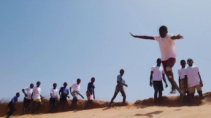 Sénégal : le cirque, un passe-temps pour sortir des enfants de la rue (FRANCE 2)