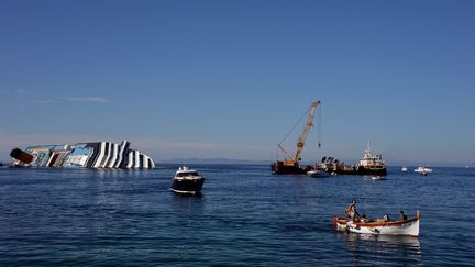 L'&eacute;pave du "Costa Concordia", toujours en cours de d&eacute;mant&egrave;lement pr&egrave;s des c&ocirc;tes de l'&icirc;le du Giglio (Italie), le 23 juin 2012. (VINCENZO PINTO / AFP)