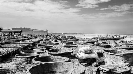 ou séchées au soleil sur des râteliers. Ce sont là encore des centaines de kilos qui seront consommés sur le marché local et exportés dans la sous-région. (Nathalie Guironnet)