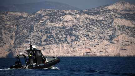 La police de l'environnement patrouille dans le Parc national des Calanques pour surveiller les activités des pêcheurs et lutter contre le braconnage en mer, le 9 février 2018. Photo d'illustration. (ANNE-CHRISTINE POUJOULAT / AFP)