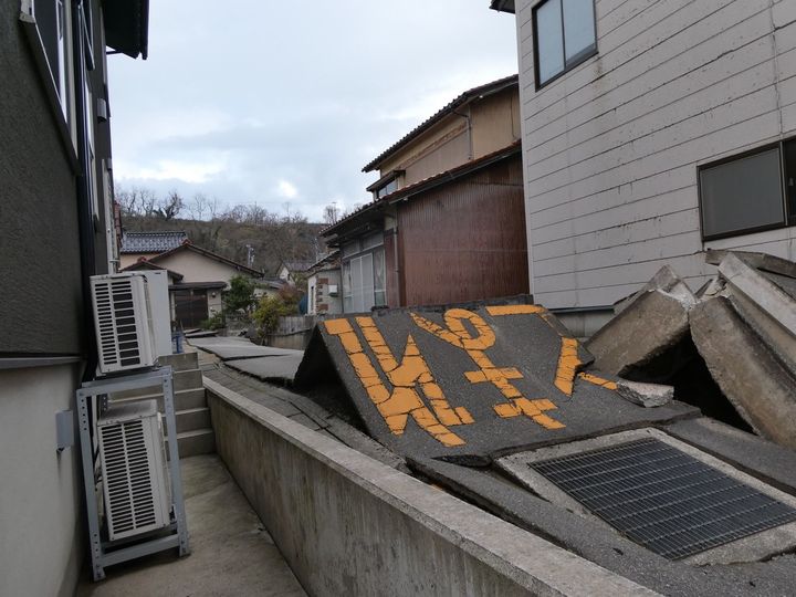 The earthquakes of early January left many roads gutted in the Nishiaraya area, in the Ishikawa department (Karyn Nishimura / RADIO FRANCE)