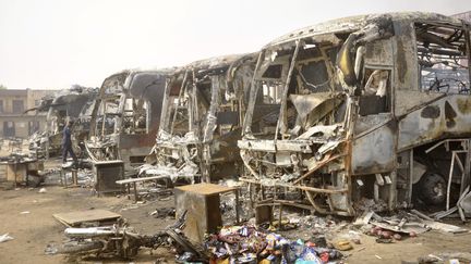 &nbsp; (Carcasses de bus après un attentat à la bombe de Boko Haram en 2013 au Nigeria©REUTERS/Stringer)