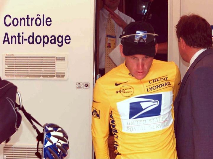 Lance Armstrong sort d’un contrôle antidopage lors du Tour de France 1999. (Andreas Rentz / Getty)