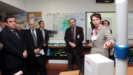 Le Premier ministre Fran&ccedil;ois Fillon lors de sa visite &agrave; l'IRSN de Fontenay-aux-Roses (Hauts-de-Seine), le 19 d&eacute;cembre 2011. (PIERRE VERDY / AFP)