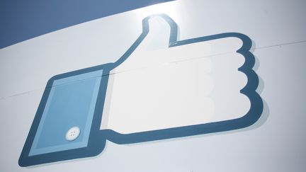 Le logo "Like" de Facebook, devant le si&egrave;ge de la firme californienne &agrave; Menlo park (Etats-Unis), en mai 2012. (KIMIHIRO HOSHINO / AFP)