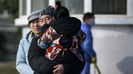 Un homme quitte le 12 janvier 2020 le centre médical de Wuhan, dans le centre de la Chine, où est morte la première victime du nouveau virus. (NOEL CELIS / AFP)