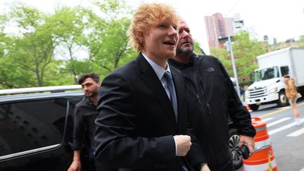 Le musicien Ed Sheeran arrive pour son procès pour violation du droit d'auteur à la Cour fédérale de Manhattan&nbsp; à New York (Etats-Unis),&nbsp;le 27 avril 2023.&nbsp; (MICHAEL M. SANTIAGO / GETTY IMAGES NORTH AMERICA via AFP)