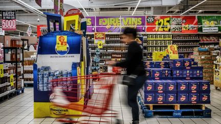 Un client dans les allées d'un supermarché Casino, le 28 avril 2023 à Villefranche-sur-Saône (Rhône). (JEFF PACHOUD / AFP)