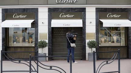 Un journaliste devant la bijouterie Cartier de Cannes (Alpes-Maritimes), le 5 mai 2015, apr&egrave;s un nouveau braquage. (VALERY HACHE / AFP)