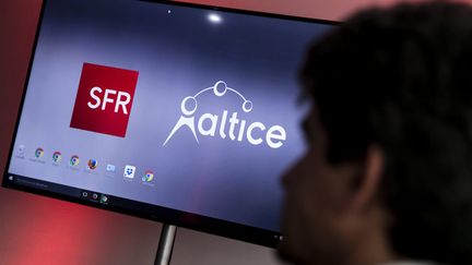 Logos SFR et Altice affichés lors d'une présentation de bilan et des ambitions de SFR, le 23 janvier 2017 à Paris
 (Vincent Isore / IP3 Press / MaxPPP)